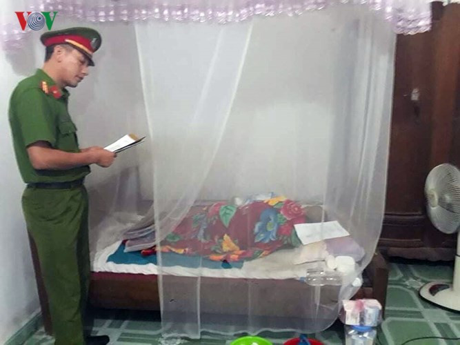 Lực lượng cảnh sát hỗ trợ tư pháp đọc lệnh áp giải đối với bị cáo Vũ Văn Hùng về phòng xét xử TAND tỉnh Ninh Bình.