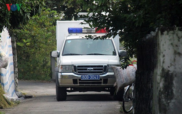 Tuy nhiên, trong phần làm thủ tục, bị cáo Vũ Văn Hùng vắng mặt không lý do buộc Cơ quan thi hành án hình sự và hỗ trợ tư pháp Công an tỉnh Ninh Bình tiến hành áp giải bị cáo theo lệnh của tòa án. Trong ảnh: Xe của lực lượng chức năng di chuyển đến nhà bị báo để thực hiện lệnh áp giải.