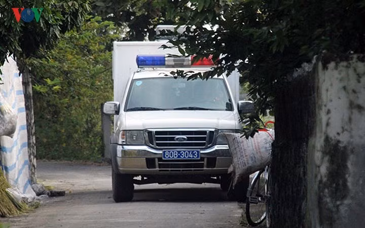 Tuy nhiên, trong phần làm thủ tục, bị cáo Vũ Văn Hùng vắng mặt không lý do buộc Cơ quan thi hành án hình sự và hỗ trợ tư pháp Công an tỉnh Ninh Bình tiến hành áp giải bị cáo theo lệnh của tòa án. Trong ảnh: Xe của lực lượng chức năng di chuyển đến nhà bị báo để thực hiện lệnh áp giải.