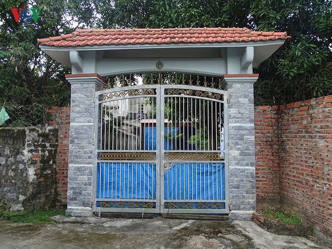 Nhà của bị cáo Vũ Văn Hùng cửa đóng then cài, không có người ra vào.