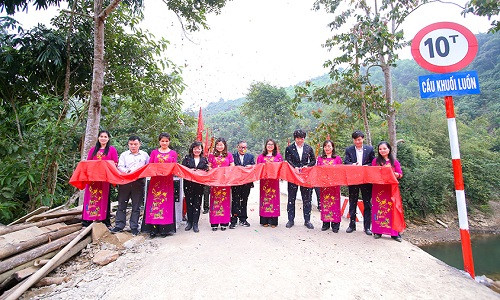 Khanh thanh cay cau noi nhung bo vui cho tre em thon Khuoi Luon, Ha Giang-Hinh-5