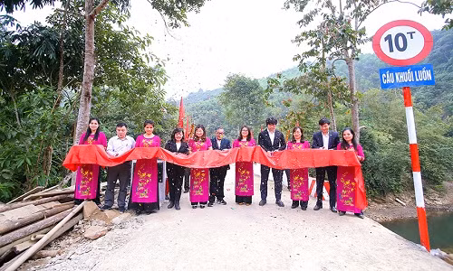 Khanh thanh cay cau noi nhung bo vui cho tre em thon Khuoi Luon, Ha Giang-Hinh-5