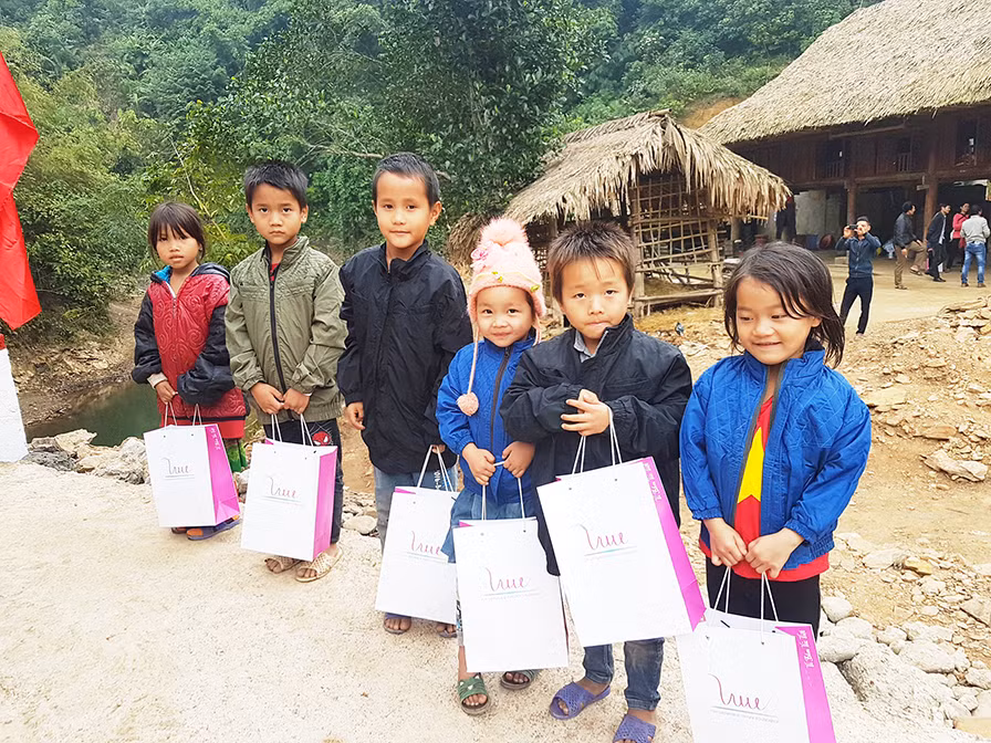 Khanh thanh cay cau noi nhung bo vui cho tre em thon Khuoi Luon, Ha Giang-Hinh-7