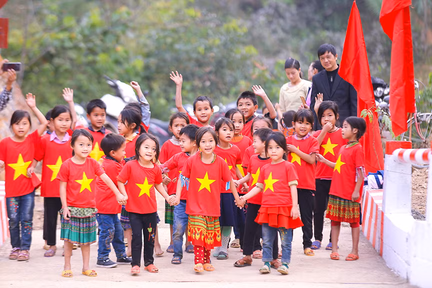 Khanh thanh cay cau noi nhung bo vui cho tre em thon Khuoi Luon, Ha Giang-Hinh-6