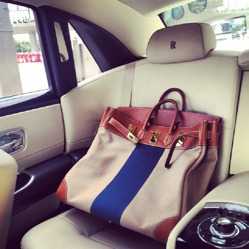 Túi xách Hermès Birkin đặt trên siêu xe Rolls Royce là cách thể hiện độ giàu sang của các cô nàng.