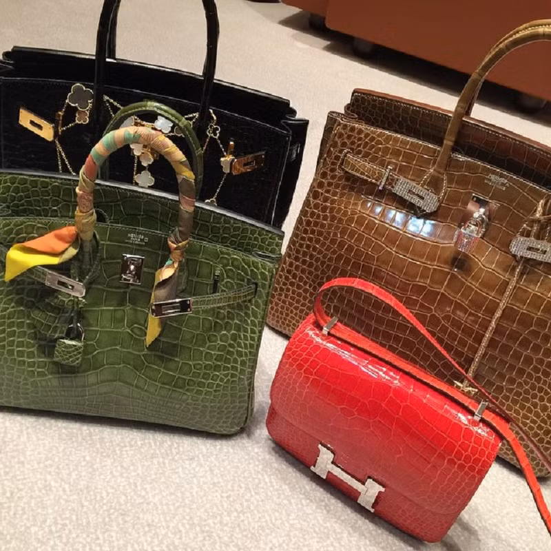 Bộ sưu tập túi xách da cá sấu Hermès Birkins còn giá trị hơn cả một chiếc Rolls Royce.