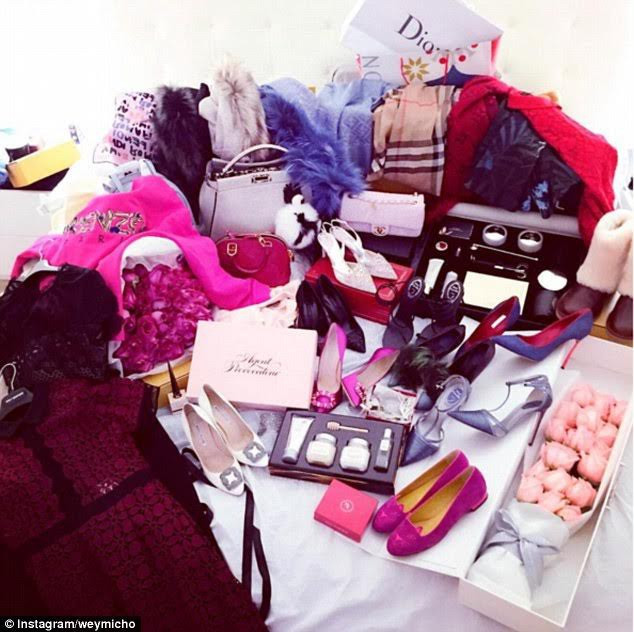 Mỗi lần mua sắm nàng tiểu thư Weymi Cho lại mang về cả kho đồ hiệu.