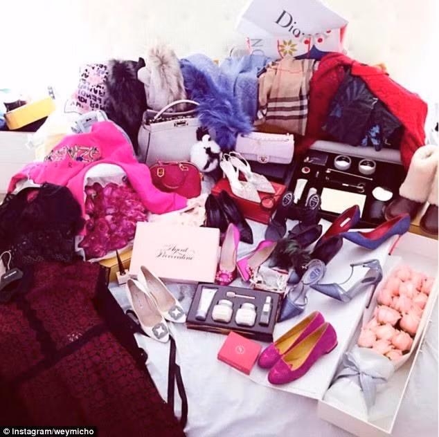 Mỗi lần mua sắm nàng tiểu thư Weymi Cho lại mang về cả kho đồ hiệu.