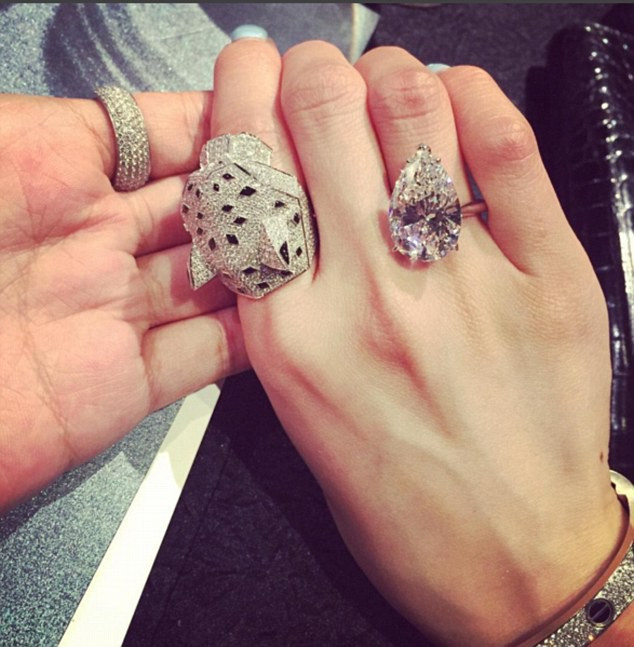 Các cô gái còn có niềm đam mê với trang sức kim cương. Nguồn ảnh: Instagram.