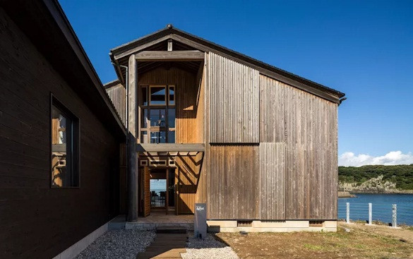 Ấn tượng của ngôi nhà là nét mộc mạc cổ kính, với dấu vết của thời gian trong lớp vỏ gỗ mặt tiền. Ảnh: Homify.