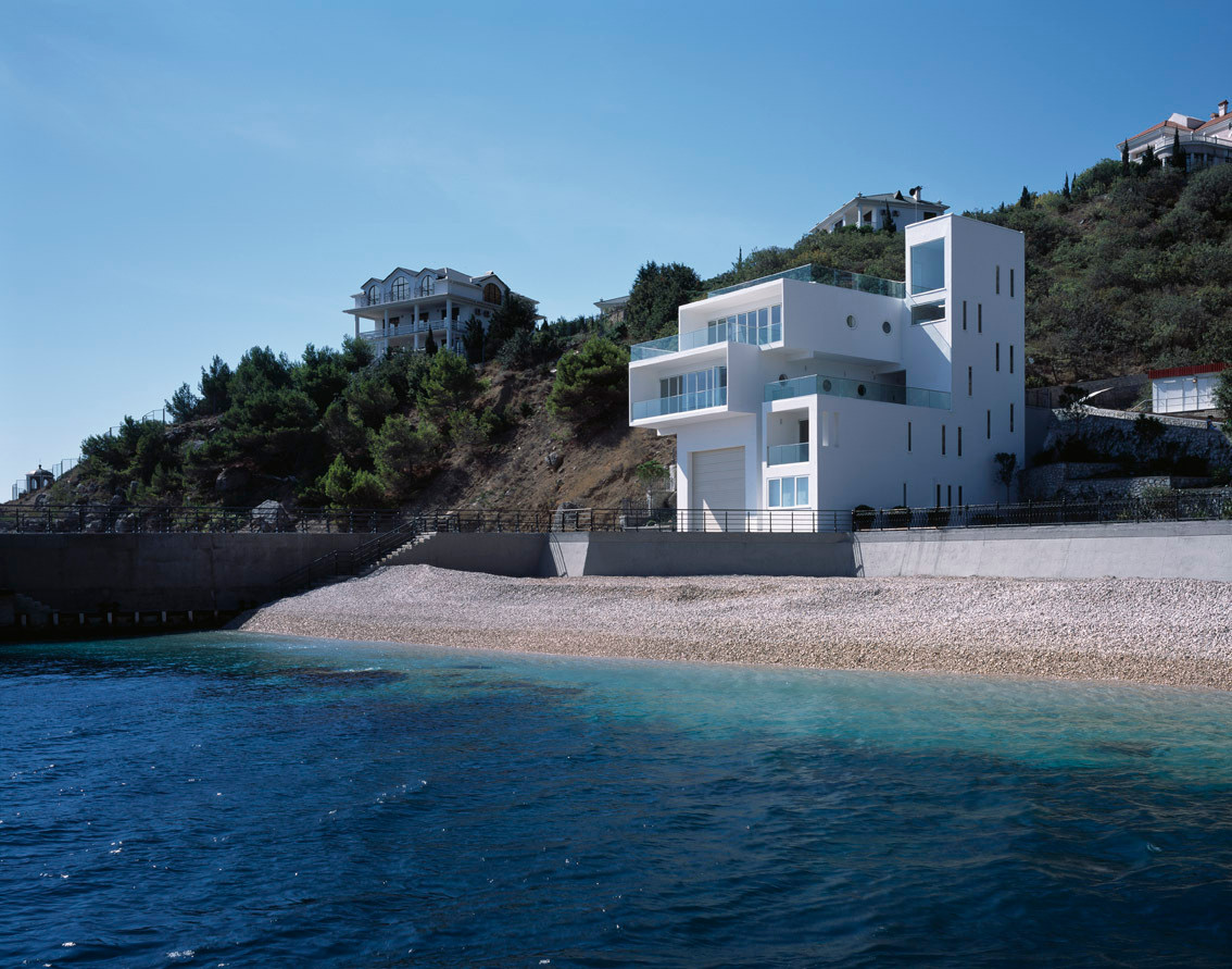 Nhà 3 tầng với thiết kế khối hộp ấn tượng. Ảnh: H2darch.