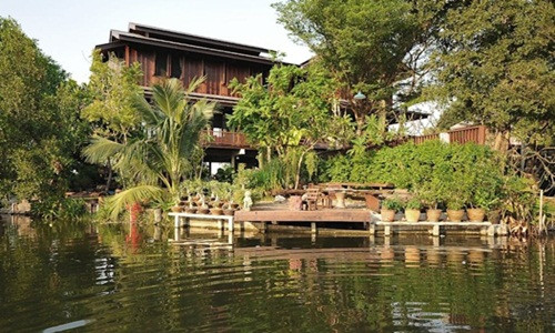 Ngôi nhà gỗ lớn đặt ven sông thích hợp cho gia đình nhiều thế hệ. Ảnh: Dothobattrang.