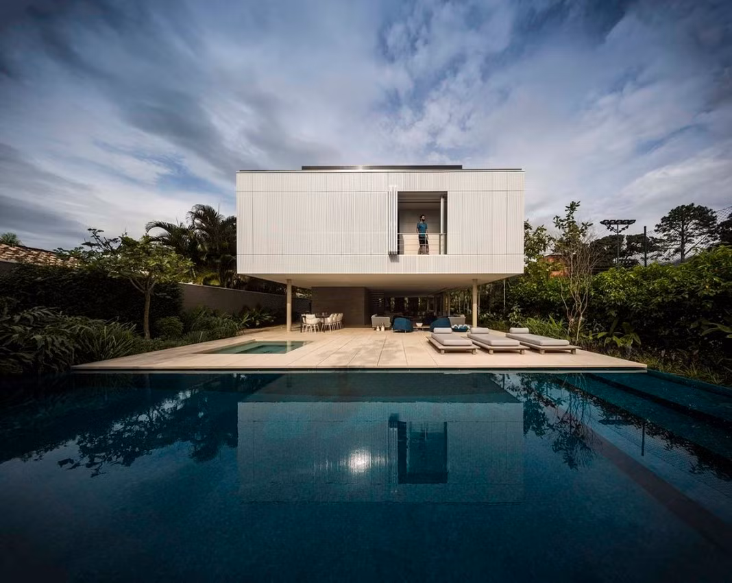 Toàn bộ tường bao của ngôi nhà đều có cửa sổ, trông giống như những bức tường kính trượt. Ảnh: Archdaily.