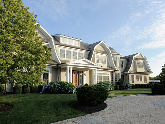 Giá nhà trung bình năm 2018 tại hạt Suffolk (Sagaponack, New York) vào khoảng 5,5 triệu USD. Với mức giá này, người dân có thể mua được căn nhà rộng hơn 400m2, gồm 5 phòng ngủ, có lò sưởi, bể bơi và sân vườn.