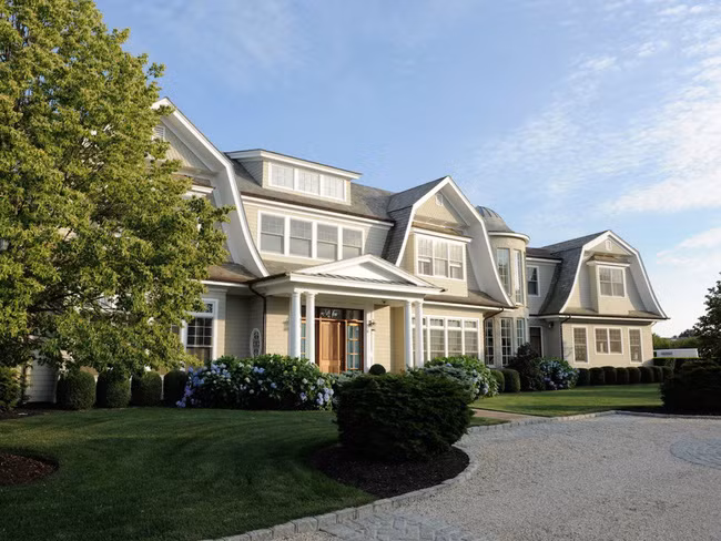 Giá nhà trung bình năm 2018 tại hạt Suffolk (Sagaponack, New York) vào khoảng 5,5 triệu USD. Với mức giá này, người dân có thể mua được căn nhà rộng hơn 400m2, gồm 5 phòng ngủ, có lò sưởi, bể bơi và sân vườn.
