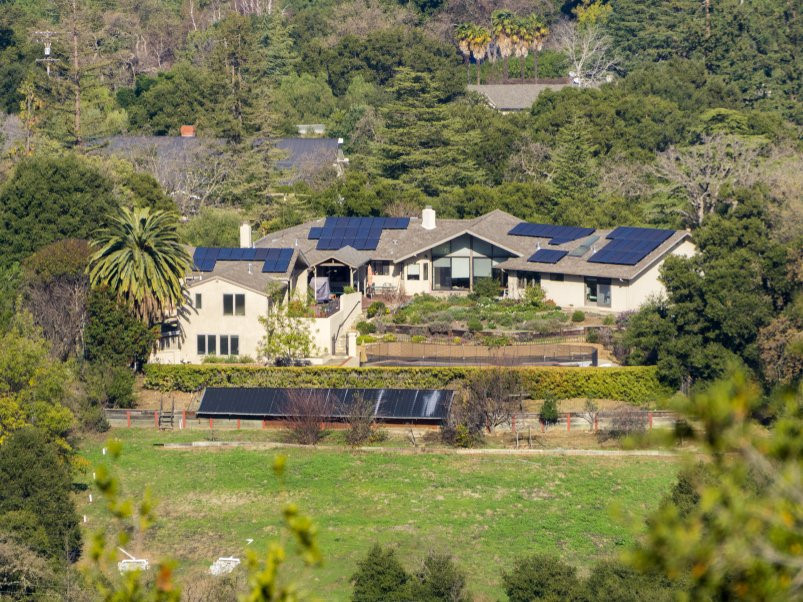 Trong khi đó, hạt Santa Clara (thành phố Los Altos, California) có giá nhà thấp hơn một chút khoảng 3,5 triệu USD.