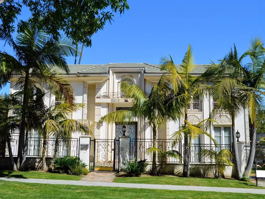 Khu Beverly Hills, thuộc bang California tập trung khá nhiều giới siêu giàu tại Mỹ. Giá nhà bình quân ở hạt Los Angeles (Beverly Hills, California) vào khoảng 3,2 triệu USD. Nguồn ảnh: Business Insider.