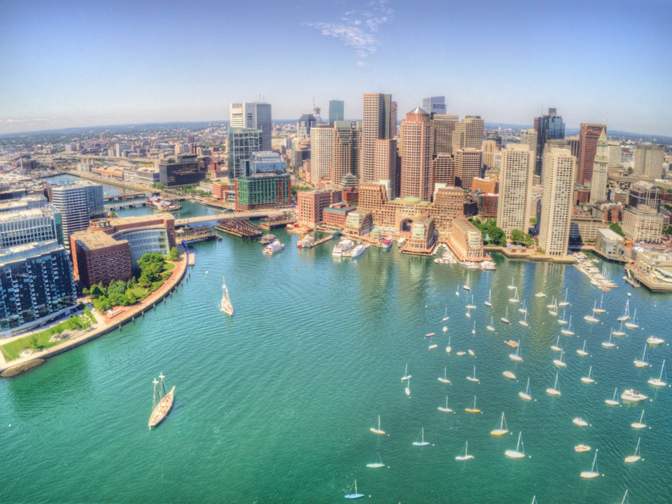 Hạt Suffolk tại Boston (Massachusetts) có giá nhà bình quân 4,7 triệu USD. Nhiều năm trước, giá một ngôi nhà ở Boston cao hơn 65% so với mức trung bình quốc gia.