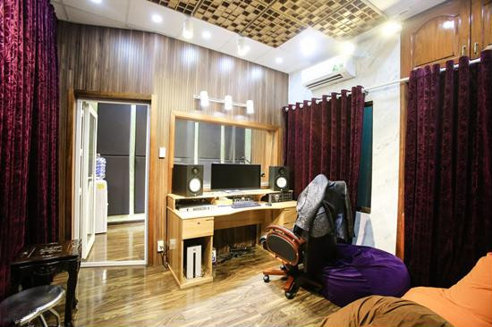 Điều bắt mắt nhất là những con rồng nhũ vàng trên tường cũng như những hoa văn rất “sến” theo dòng nhạc cùng tên giúp anh lên ngôi vua trong lòng khán giả bình dân trong suốt nhiều thập niên qua.