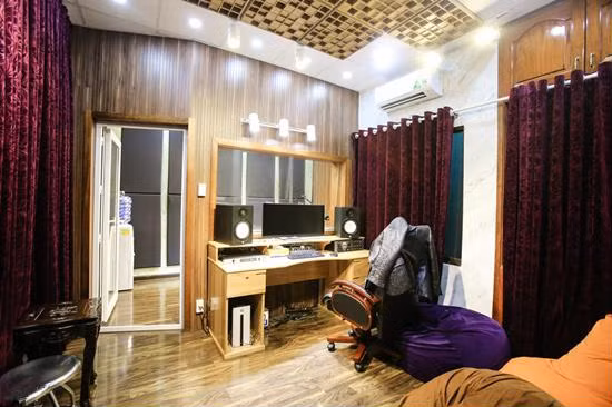 Điều bắt mắt nhất là những con rồng nhũ vàng trên tường cũng như những hoa văn rất “sến” theo dòng nhạc cùng tên giúp anh lên ngôi vua trong lòng khán giả bình dân trong suốt nhiều thập niên qua.