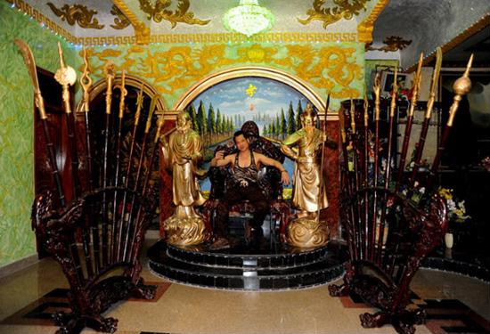 Trong ngôi nhà này, phần nhiều nam ca sĩ Ngọc Sơn chỉ sống trong phòng ngủ của mình. Đây chính là nơi riêng biệt và chỉ có ai thân lắm mới được vào.