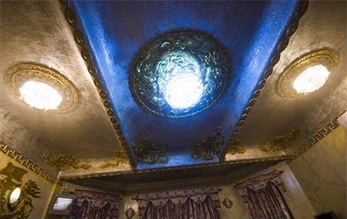 Cùng với đó là không gian trong nhà của ông hoàng nhạc sến Ngọc Sơn khá âm u, thiếu ánh sáng và có chút kỳ bí.