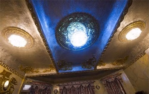 Cùng với đó là không gian trong nhà của ông hoàng nhạc sến Ngọc Sơn khá âm u, thiếu ánh sáng và có chút kỳ bí.