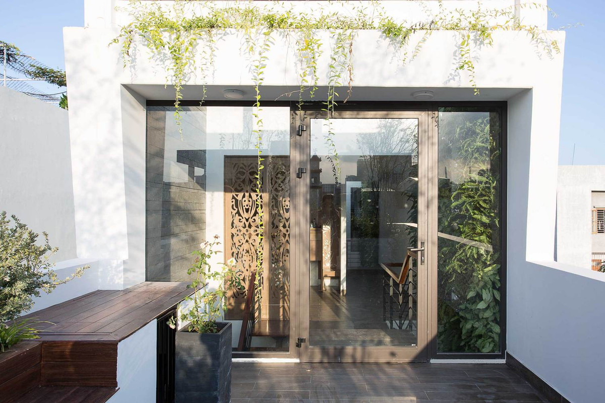 Yêu cầu của gia chủ là ngôi nhà sở hữu không gian sống đầy đủ cho một gia đình nhỏ gồm 4 người bao gồm nhà để xe, phòng khách, nhà bếp, phòng ăn, phòng học và 3 phòng ngủ riêng biệt.