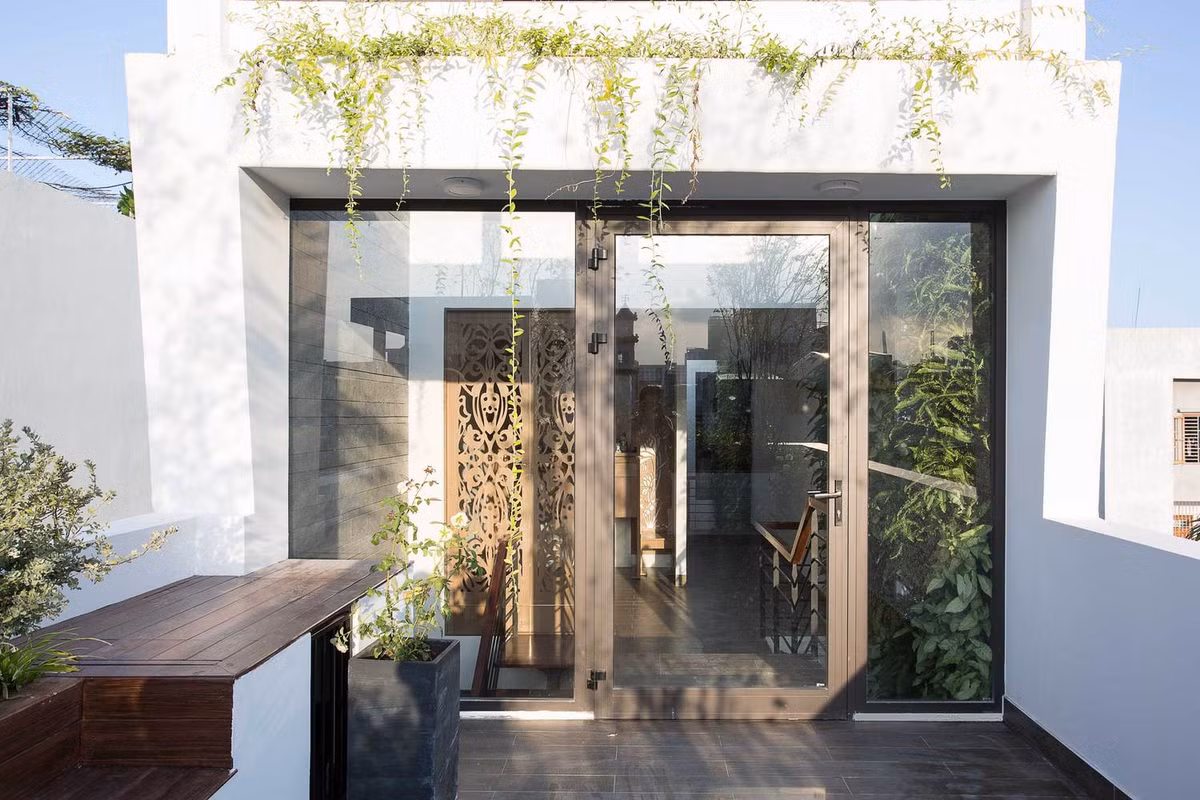 Yêu cầu của gia chủ là ngôi nhà sở hữu không gian sống đầy đủ cho một gia đình nhỏ gồm 4 người bao gồm nhà để xe, phòng khách, nhà bếp, phòng ăn, phòng học và 3 phòng ngủ riêng biệt.