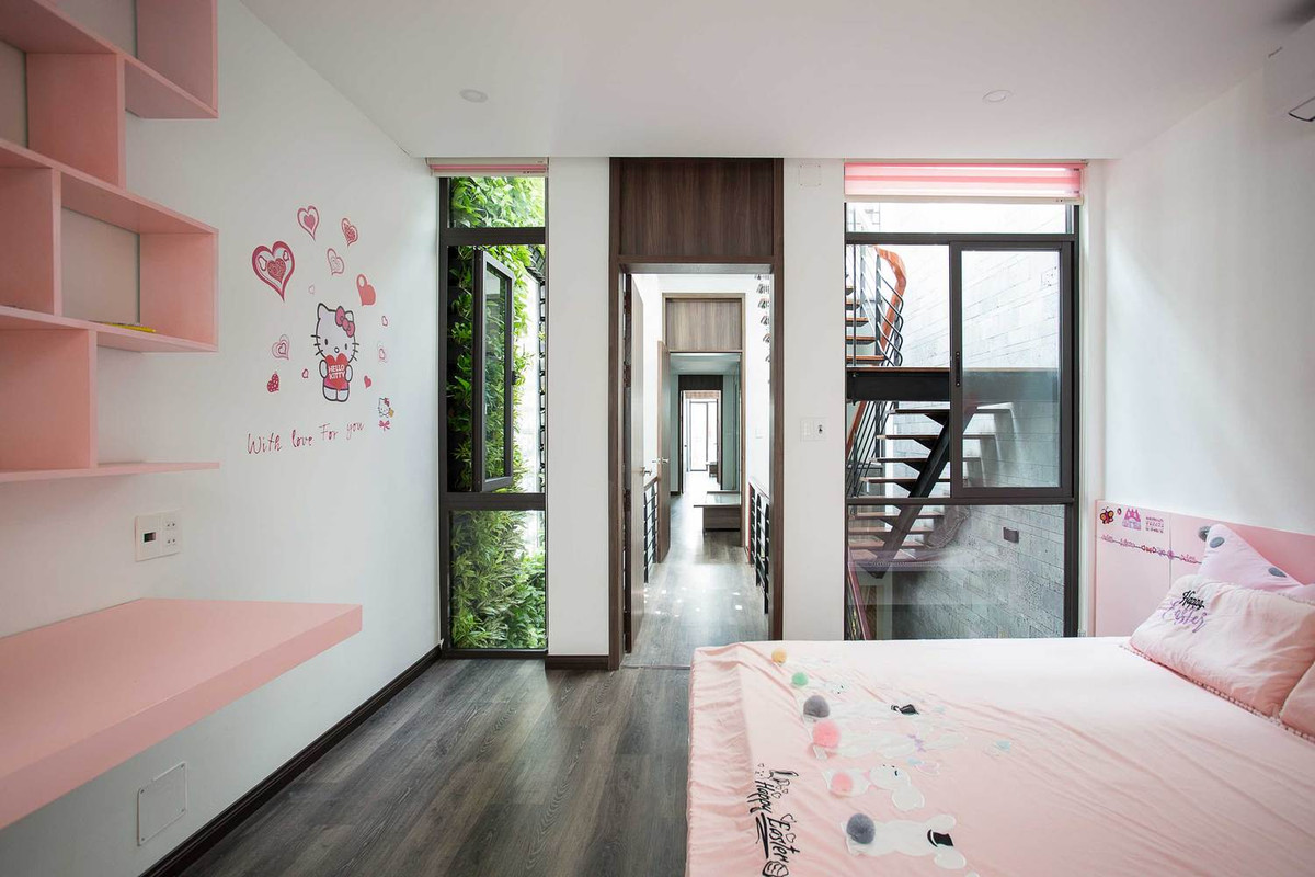 Tầng 2 có 3 phòng ngủ, trong đó có phòng ngủ bố mẹ ở giữa và hai phòng ngủ của trẻ em ở hai bên.