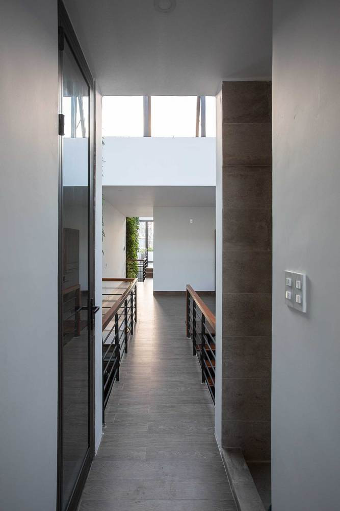 Các phòng ngủ được kết nối với nhau bằng hành lang. Bố cục của hai cầu thang thực sự phát huy hiệu quả khi kết nối không gian riêng tư và chung rất đơn giản.