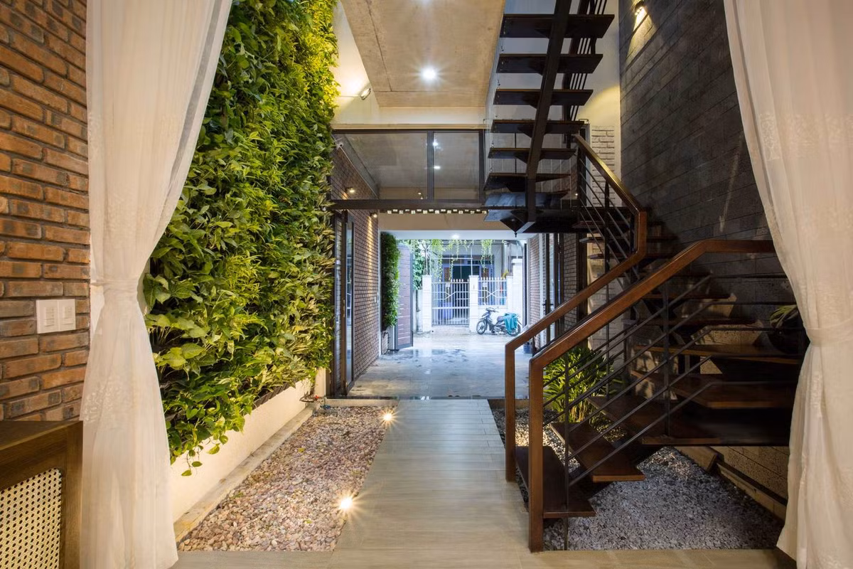 Đặc điểm của các ngôi nhà phố ở Việt Nam là nhỏ và xây dựng gần nhau. Nếu không có giải pháp thiết kế tốt, nhà sẽ rất tối và ngột ngạt do thiếu ánh sáng cùng không khí.