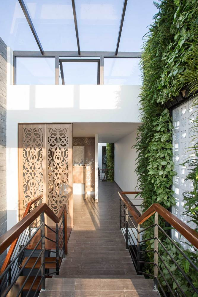 Vì vậy, kiến trúc sư đưa ra giải pháp sử dụng 2 cầu thang riêng biệt kết hợp giếng trời và vườn đứng.