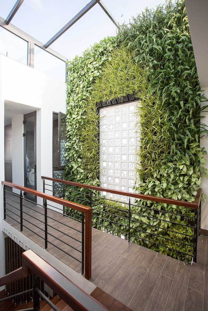 Thiết kế này giúp đón nắng, gió vào bên trong, làm ngôi nhà sáng sủa và mát mẻ.