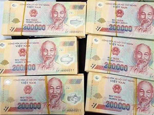 Chao nghiêng tờ tiền, kiểm tra mực đổi màu. Mực đổi màu chỉ có ở ba mệnh giá 500.000 đồng, 200.000 đồng và 100.000 đồng, khi quan sát sẽ thấy mực chuyển từ màu vàng sang màu xanh lá cây hoặc ngược lại.