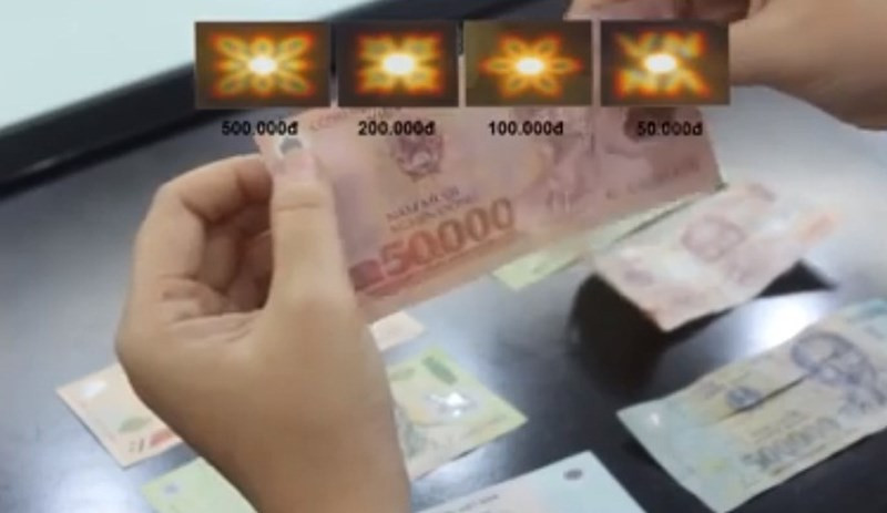 Mực không màu phát quang là cụm số mệnh giá in bằng mực không màu, chỉ nhìn thấy (phát quang) khi soi dưới đèn cực tím.