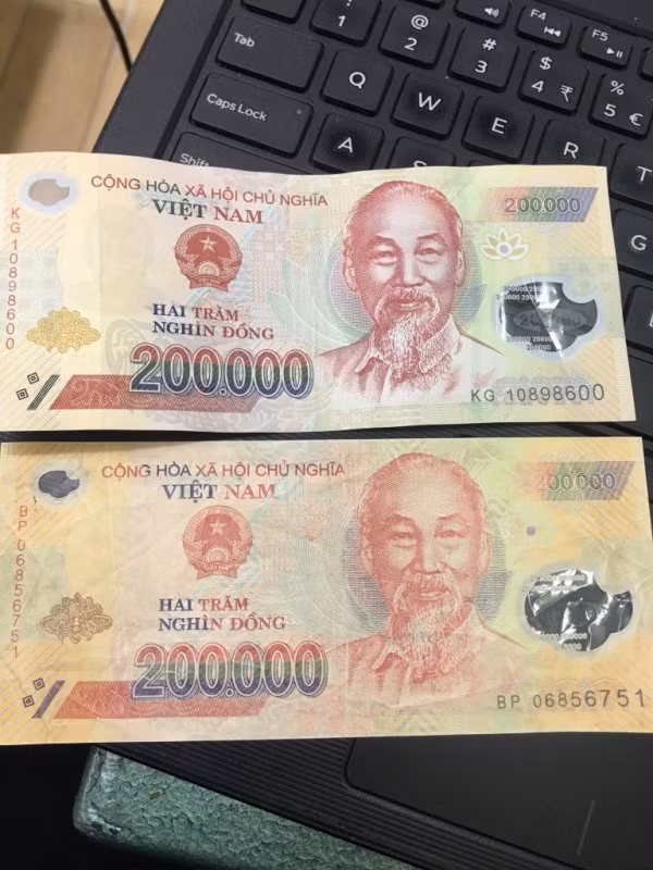 Khi đưa cửa sổ nhỏ tới gần sát mắt, nhìn xuyên qua cửa sổ tới nguồn sáng phù hợp (có thể là ngọn lửa, bóng đèn sợi đốt, đèn đường, đèn flash điện thoại) sẽ nhìn thấy hình ảnh hiện lên xung quanh nguồn sáng. Lưu ý đối với những tờ tiền cũ, cửa sổ nhỏ thường có nhiều vết xước nên sẽ ảnh hưởng đến chất lượng của hình ảnh.