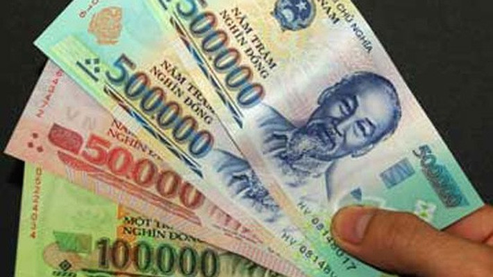 Đối với tiền giả, khi vuốt nhẹ sẽ có cảm giác trơn lì, không nhám ráp như ở tiền thật hoặc có cảm giác gợn tay do vết dập trên nền giấy, không phải do độ nổi của nét in.