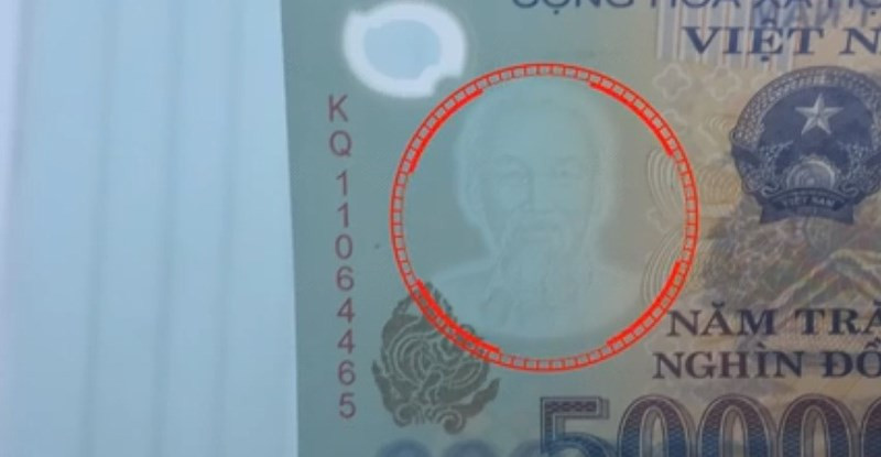 Soi tờ tiền trước nguồn sáng, kiểm tra hình bóng chìm là cách nhận biết tiền giả nhanh nhất. Dưới nguồn sáng, hình bóng chìm (bên trái mặt trước hoặc bên phải mặt sau tờ tiền) hiện lên rõ nét. Đối với mệnh giá từ 20.000 đồng đến 500.000 đồng là hình ảnh chân dung Chủ tịch Hồ Chí Minh; mệnh giá 10.000 đồng là hình ảnh chùa Một Cột.