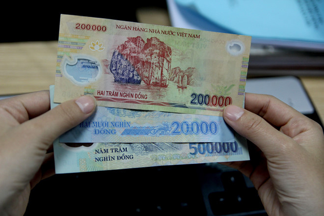 Tiền giả chủ yếu được in trên nilon nên không có độ đàn hồi đặc trưng và độ bền như tiền thật.