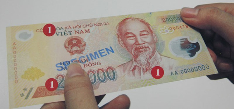 Kiểm tra các yếu tố in nổi. Một cách kiểm tra tiền thật đơn giản nữa là vuốt nhẹ tờ tiền để kiểm tra độ nổi, nhám ráp của nét in ở chân dung Chủ tịch Hồ Chí Minh, quốc huy, mệnh giá bằng số và bằng chữ, dòng chữ “Cộng hòa Xã hội chủ nghĩa Việt Nam”, “Ngân hàng Nhà nước Việt Nam”.