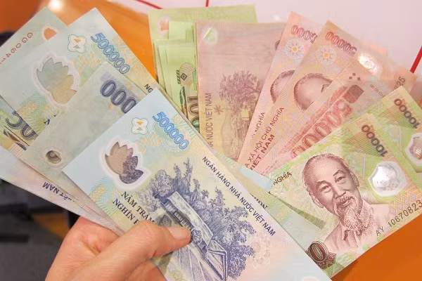 Bạn cũng có thể kiểm tra độ bền bằng cách kéo, xé nhẹ ở cạnh (mép) tờ tiền (lưu ý không kéo, xé đồng tiền ở vị trí đã bị rách) sẽ khó rách, khó bai giãn.