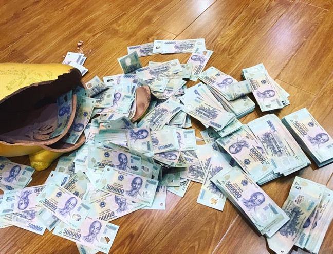 Kiểm tra chất liệu polymer in tiền. Đồng tiền thật được in trên chất liệu polymer, có độ đàn hồi và độ bền cao. Vì vậy, người dùng có thể kiểm tra độ đàn hồi bằng cách nắm gọn tờ tiền trong lòng bàn tay và khi mở ra, tờ tiền thật sẽ đàn hồi về trạng thái ban đầu như trước khi nắm.