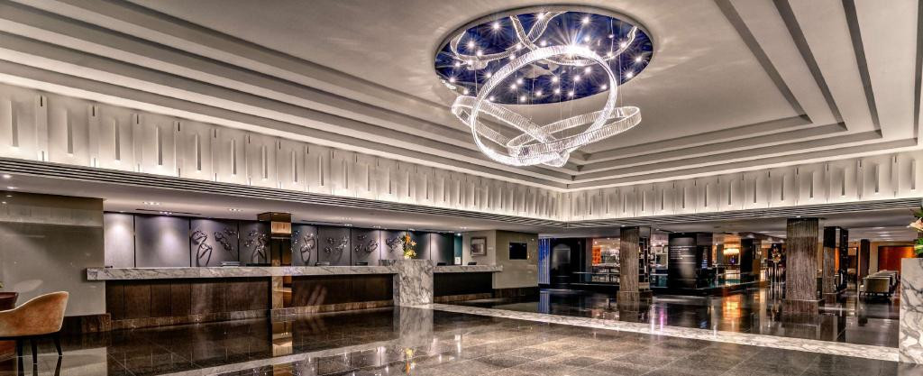 Sảnh tiếp khách rộng rãi với gam màu trắng xám chủ đạo.