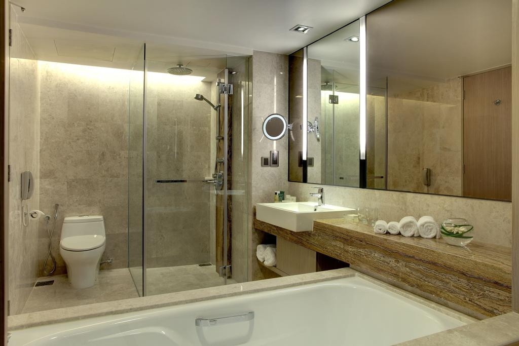 Phòng tắm riêng lát đá cẩm thạch có bồn tắm/vòi sen và đồ vệ sinh cá nhân cao cấp.