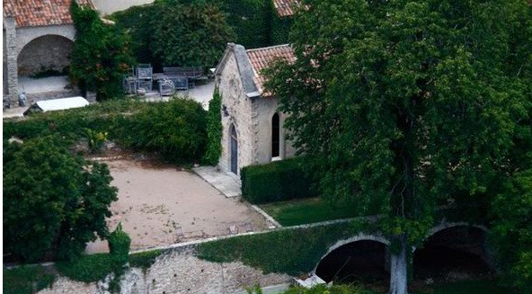 Biệt thự rộng 4km2 có 35 phòng ngủ, một hồ lớn, một vườn nho, một bể bơi ngoài trời, một bể bơi trong nhà, phòng chơi bida, phòng tập gym…Ảnh: Express.