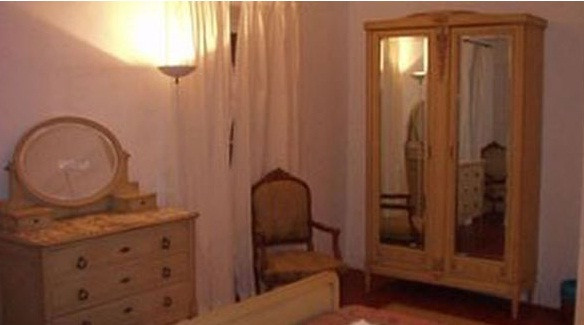 Nội thất bên trong biệt thự khá đơn giản. Ảnh: Express.