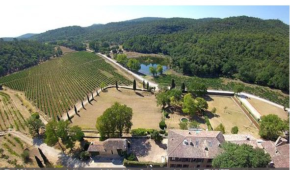 Bên ngoài là khu vườn rộng bạt ngàn. Ảnh: Express.