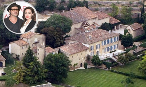 Trong số đó có biệt thự Chateau Miraval ở ngôi làng Brignol tại Pháp. Ảnh: Zimbio.