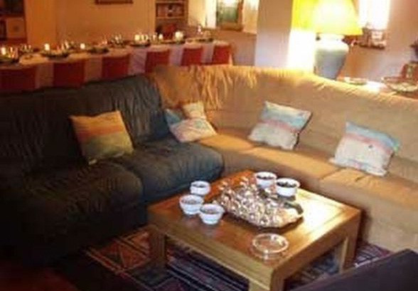 Phòng khách với bàn trà gỗ và sofa chữ L. Ảnh: Express.